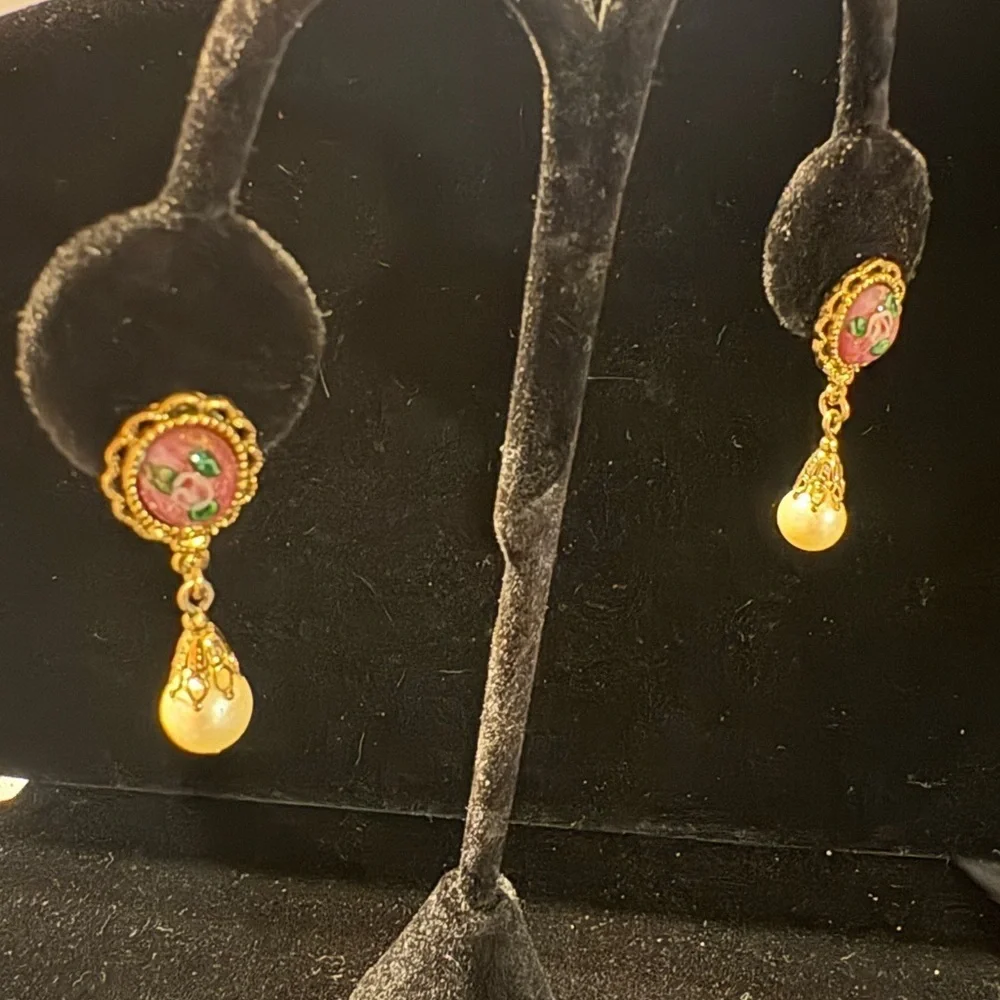 Vintage Avon Gold and Pink Drop Earrings with Green Accents - Picture 4 of 9